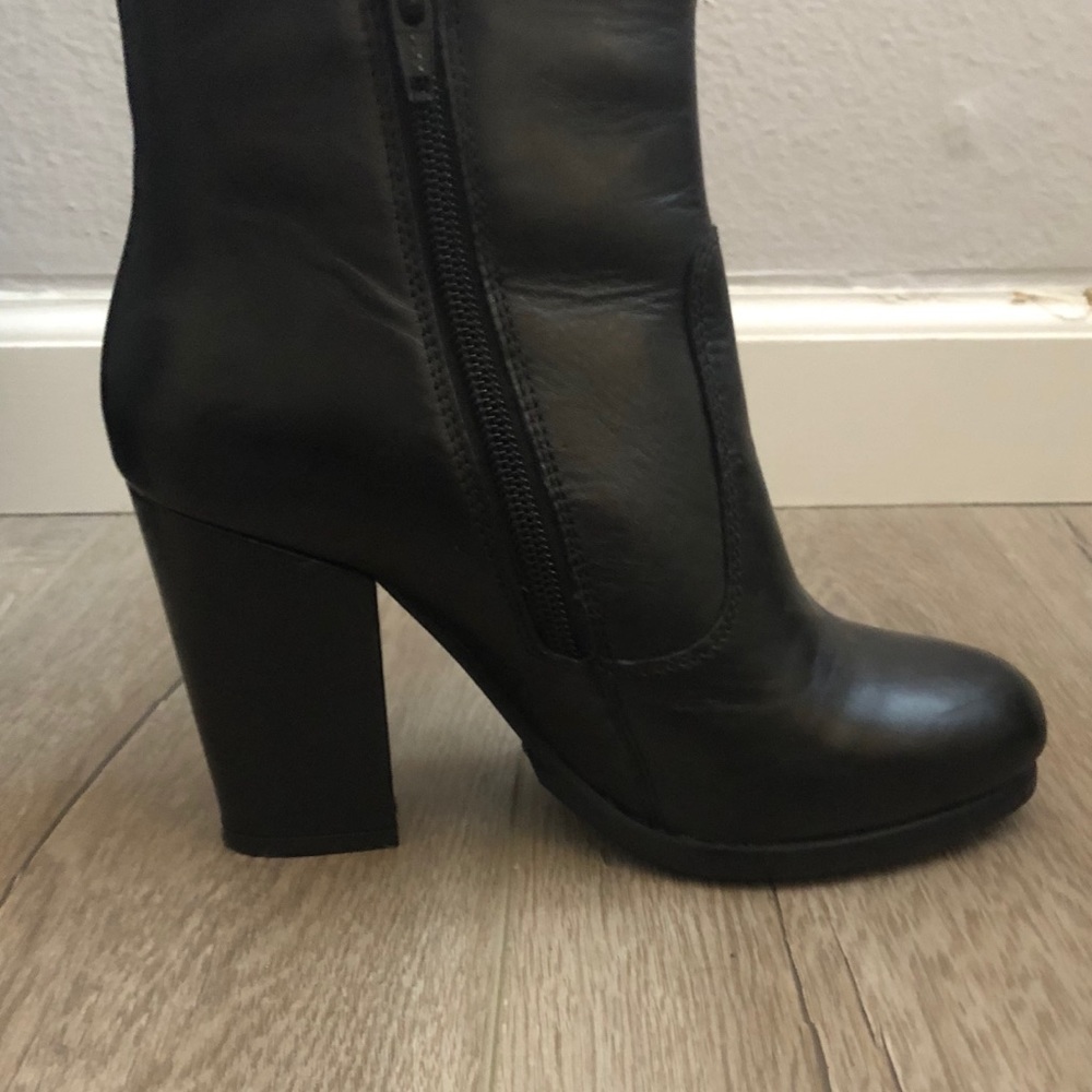 Steve Madden Black Leather booties